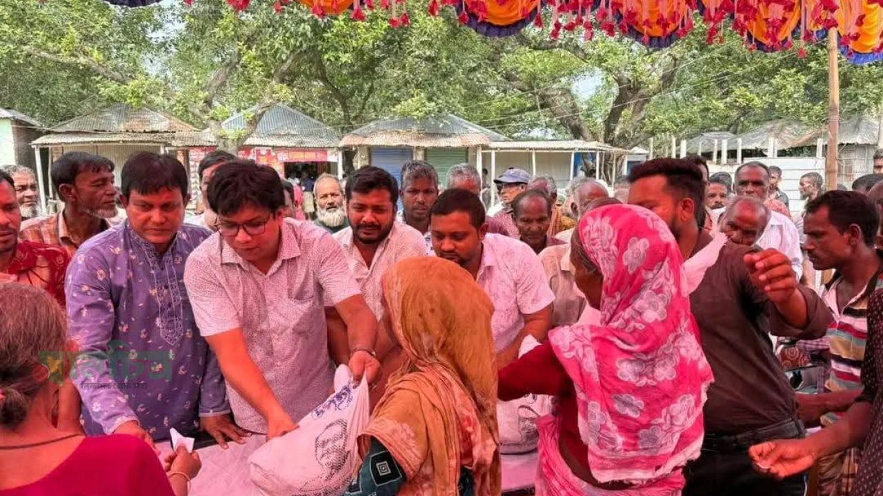 নীলফামারিতে ইকু গ্রুপের উদ্যোগে ৫শ পরিবারকে খাদ্য সহায়তা প্রদান