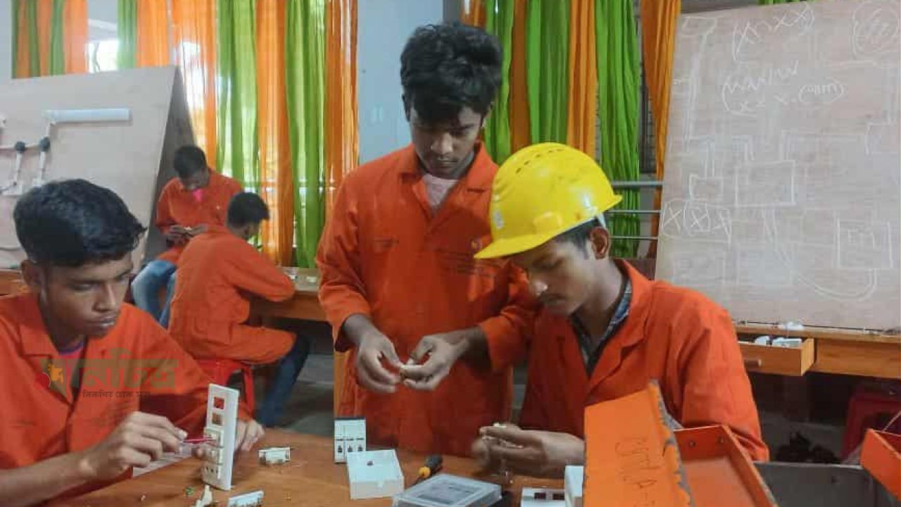 রাজশাহীতে তরুণদের জীবন ও জীবিকার উন্নয়নে প্রশিক্ষণ প্রদান।