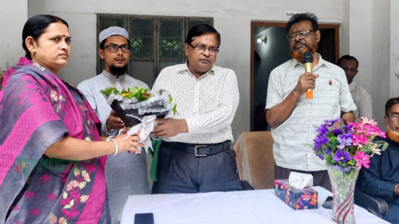 বহরপুর বালিকা উচ্চ বিদ্যালয়ের প্রধান শিক্ষককে বিদায় সংবর্ধনা
