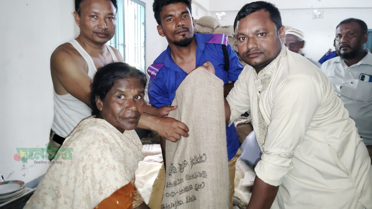 ঠাকুরগাঁওয়ের আউলিয়াপুরে ঈদ উপলক্ষে ভিজিএফের চাল বিতরণ সম্পন্ন