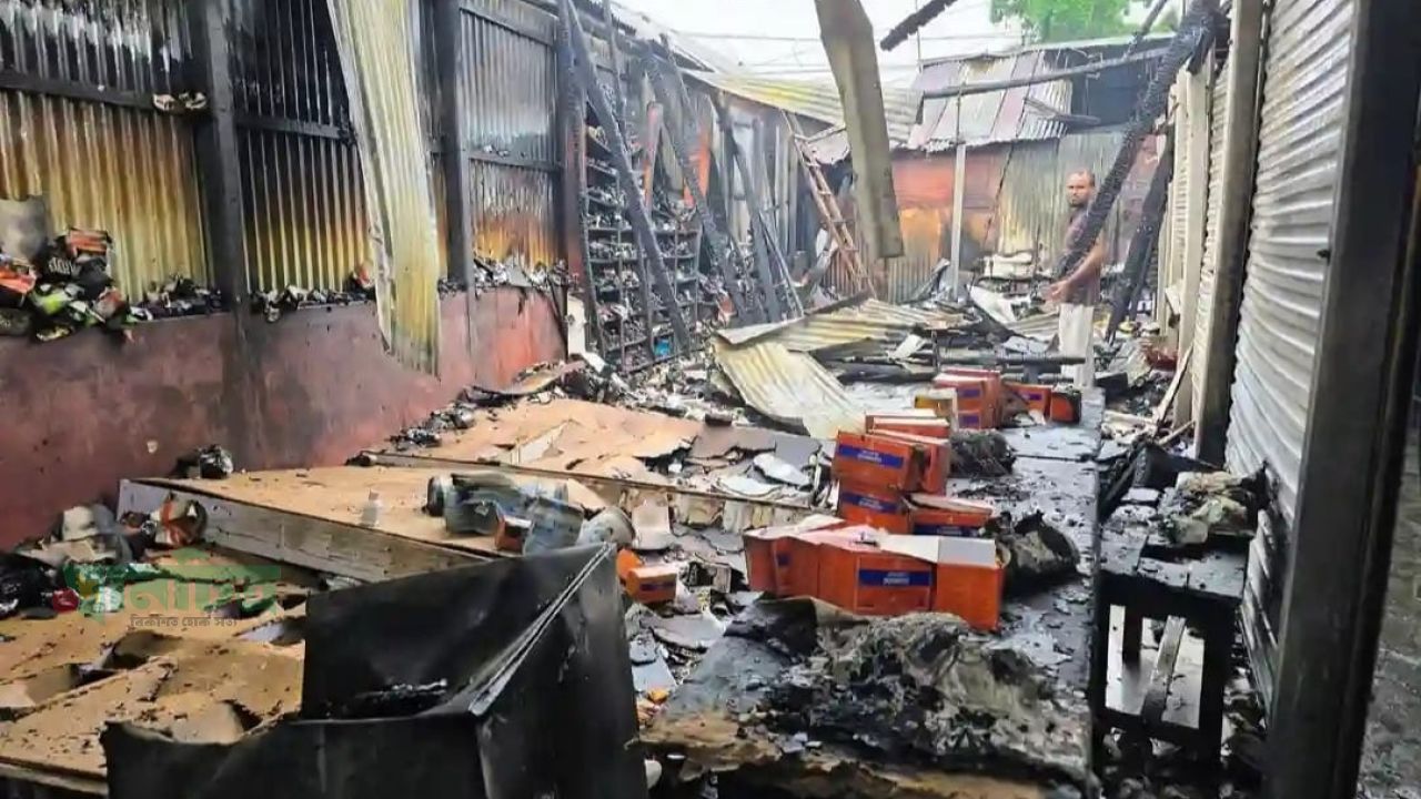 রৌমারীতে অগ্নিকাণ্ডে কয়েকটি দোকানের প্রায় এক কোটি টাকার মালামাল পুড়ে ছাই 