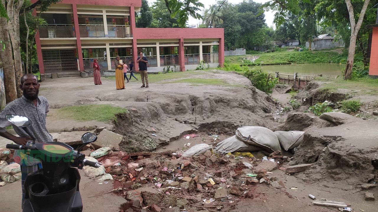 রৌমারী আর্দশ সরকারি প্রাথমিক বিদ্যালয় মাঠে গর্তের কারণে যেকোনো সময় বড় দুর্ঘটনার আশঙ্কা