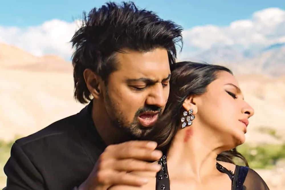 দেব-শুভশ্রীর ‘আমার সবকিছুতেই’ গানে চমক, গলার দাগের দৃশ্য ঘিরে কেন এত আলোচনা?