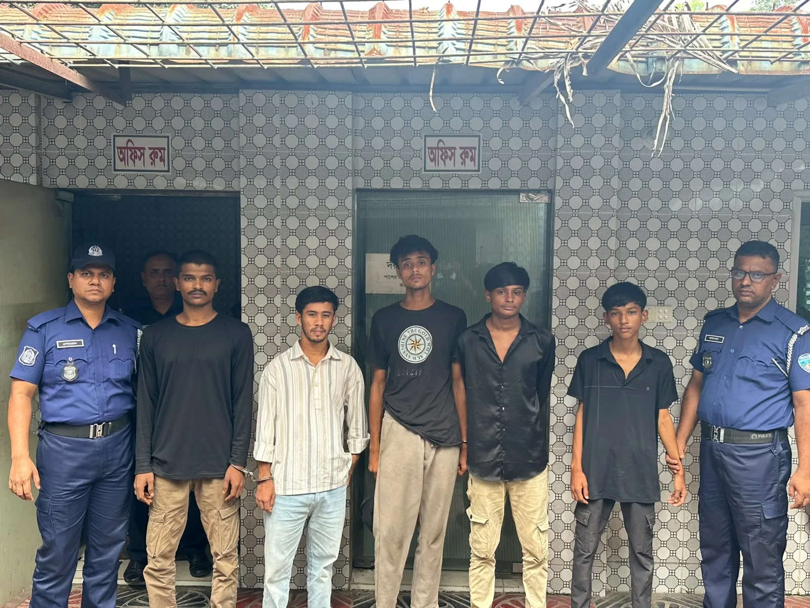 কুমিল্লায় ৩ কিশোর গ্যাংয়ের ৫ মূলহোতা গ্রেফতার