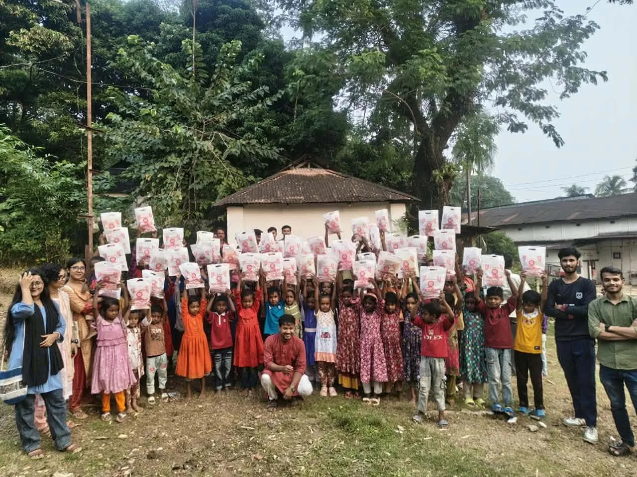 শারদীয় দুর্গাপূজার আনন্দ ছড়িয়ে দিতে চা-বাগানের শিশুদের পাশে সনাতন বিদ্যার্থী সংসদ, শাবিপ্রবি